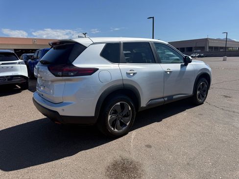 Certified 2025 Nissan Rogue SV FWD image 5