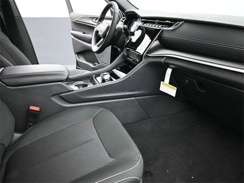 New 2025 Jeep Grand Cherokee Laredo X w/ Luxury Tech Group I image 18