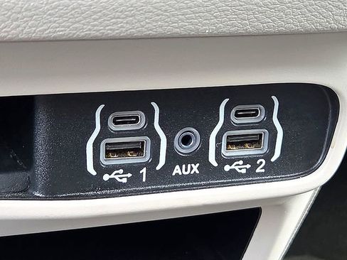 Used 2024 Chrysler Pacifica Touring-L FWD image 20