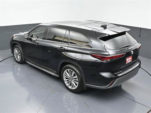 Certified 2024 Toyota Highlander Platinum FWD image 42