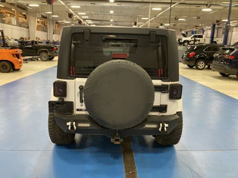 Used 2015 Jeep Wrangler Unlimited Sahara w/ Connectivity Group AWD/4WD image 6