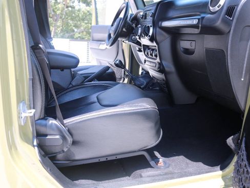 Used 2013 Jeep Wrangler Unlimited Rubicon AWD/4WD image 28