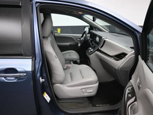 Used 2016 Toyota Sienna XLE FWD image 53