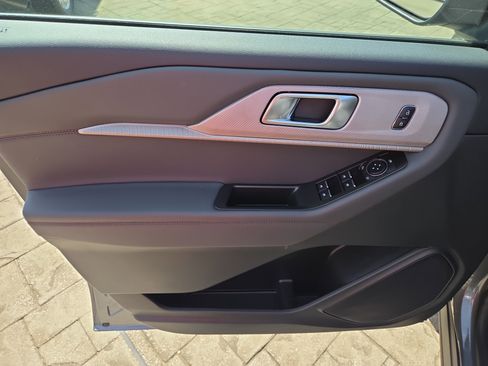 Used 2025 Ford Explorer Active image 6