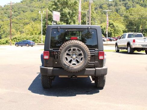 Used 2017 Jeep Wrangler Unlimited Rubicon w/ Connectivity Group AWD/4WD image 5