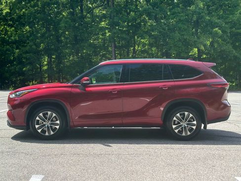 Used 2021 Toyota Highlander XLE AWD/4WD image 4