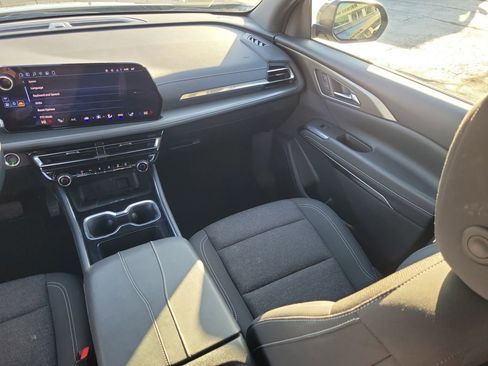 Used 2025 Chevrolet Traverse LT image 14