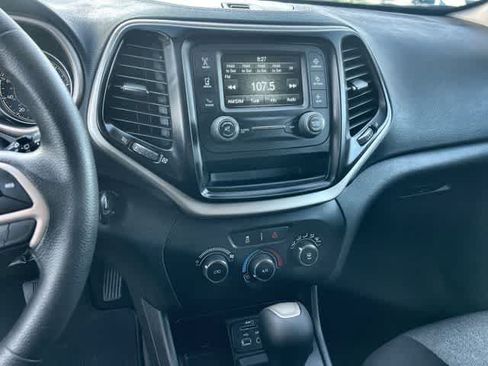 Used 2018 Jeep Cherokee Latitude FWD image 18