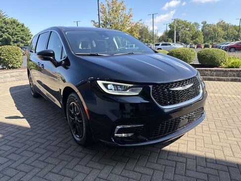 Used 2024 Chrysler Pacifica Touring-L FWD image 7