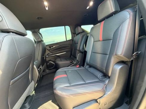 Used 2025 Chevrolet Traverse RS FWD image 13