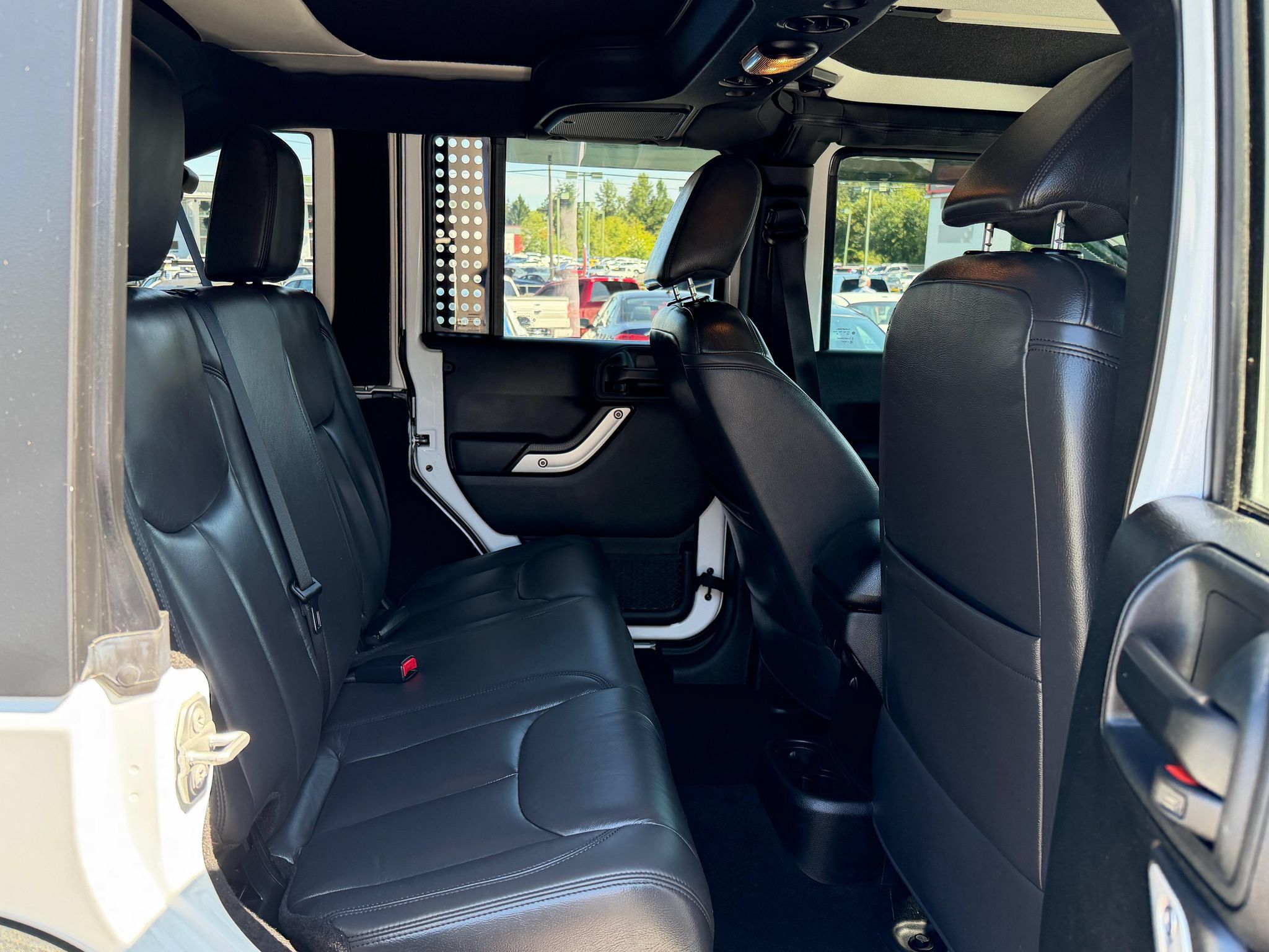 Used 2017 Jeep Wrangler Unlimited Rubicon w/ Connectivity Group AWD/4WD image 18