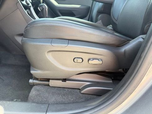 Used 2019 Chevrolet Trax LT w/ LT Convenience Package image 9