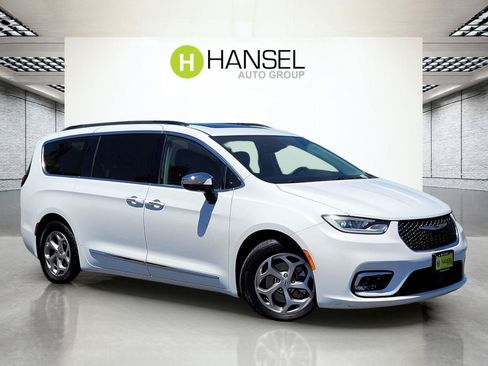 Used 2023 Chrysler Pacifica Limited FWD image 1
