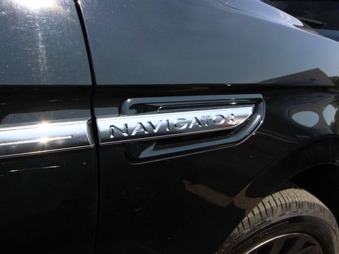 Used 2018 Lincoln Navigator Reserve w/ Technology Package AWD/4WD image 11