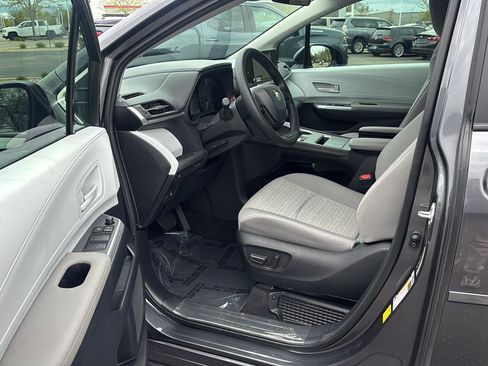 Used 2025 Toyota Sienna LE AWD/4WD image 2