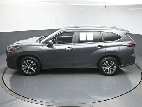 Used 2024 Toyota Highlander XLE FWD image 45