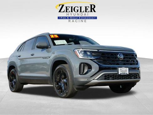 Used 2025 Volkswagen Atlas Cross Sport SE image 1