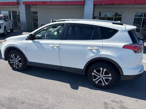Used 2018 Toyota RAV4 LE FWD image 4
