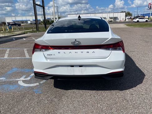 Certified 2022 Hyundai Elantra SE image 4