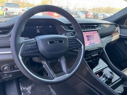 Used 2025 Jeep Grand Cherokee Limited w/ Black Appearance Package AWD/4WD image 15