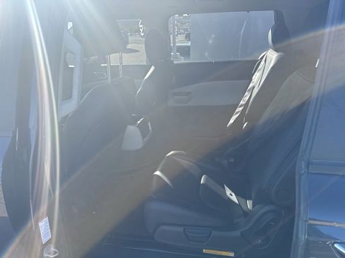 Used 2023 Kia Carnival EX image 15