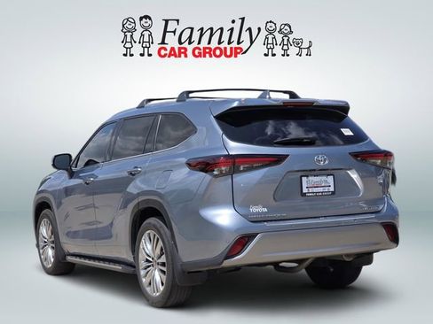 Used 2024 Toyota Highlander Platinum FWD image 3