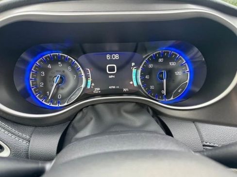 Used 2023 Chrysler Pacifica Touring-L w/ Uconnect Theater Family Group AWD/4WD image 7