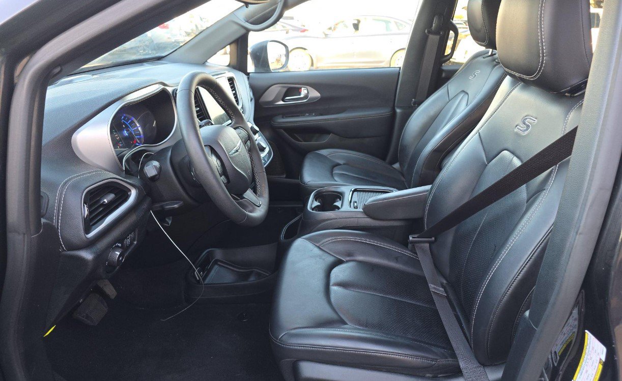 Used 2023 Chrysler Pacifica Touring-L w/ S Appearance Package FWD image 6
