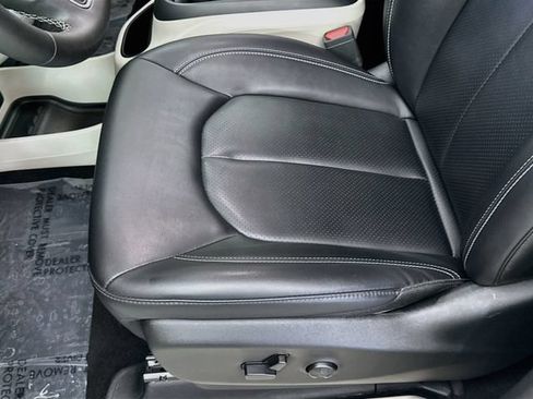 Used 2024 Chrysler Pacifica Limited FWD image 19