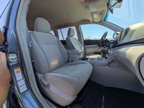 Used 2013 Toyota Highlander Plus AWD/4WD image 17