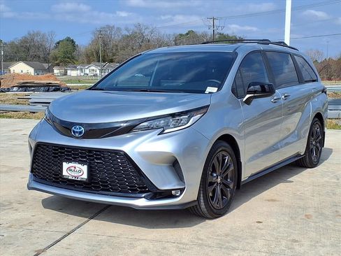 Used 2025 Toyota Sienna XSE w/ XSE Plus Package image 3