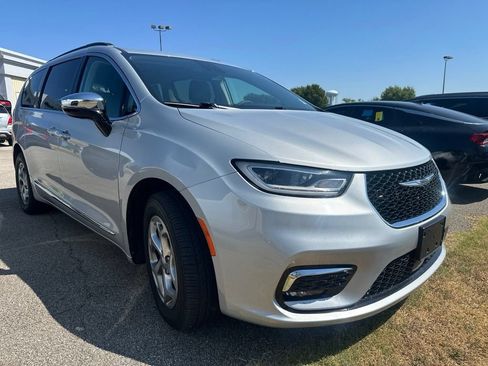 Used 2023 Chrysler Pacifica Limited AWD/4WD image 2