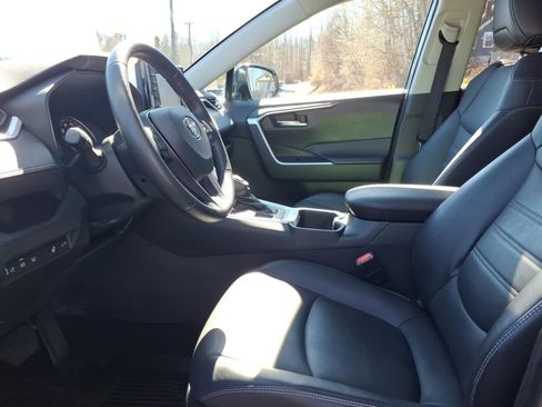 Used 2022 Toyota RAV4 XLE Premium image 6