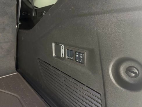 Used 2024 Chevrolet Suburban High Country image 9