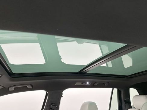 Used 2023 Volkswagen Tiguan SE R-Line image 22