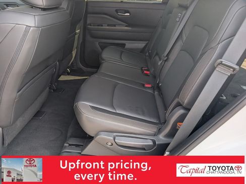 Used 2025 Nissan Pathfinder SL AWD/4WD image 12