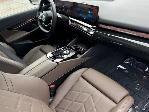 Used 2025 BMW 540i xDrive image 16