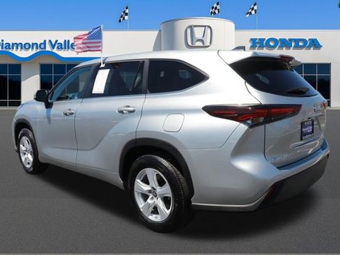 Used 2025 Toyota Highlander LE FWD image 4