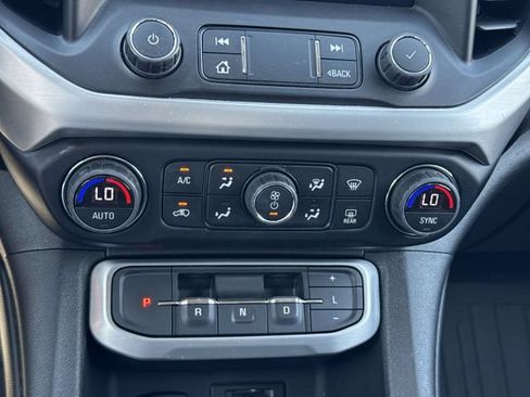 Used 2023 GMC Acadia SLT w/ Preferred Package FWD image 18