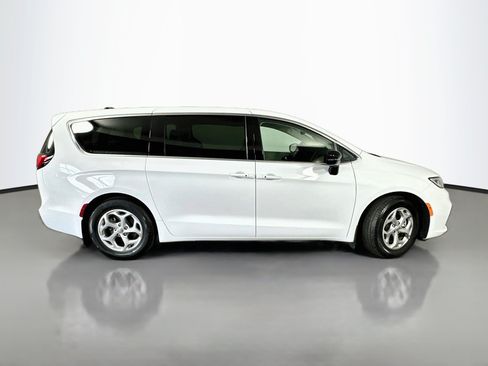 Used 2024 Chrysler Pacifica Limited FWD image 8