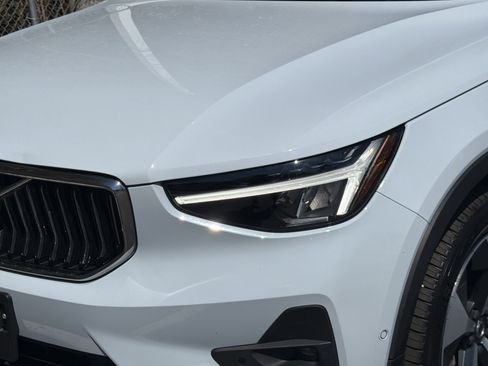 Certified 2025 Volvo XC40 B5 Plus image 6