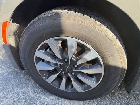 Used 2023 Chrysler Pacifica Touring-L FWD image 9
