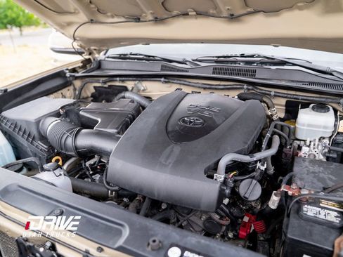 Used 2016 Toyota Tacoma TRD Off-Road w/ Premium & Technology Package image 40