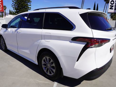 Certified 2022 Toyota Sienna LE image 5