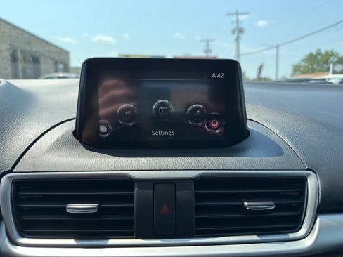 Used 2018 MAZDA MAZDA3 Touring FWD image 17