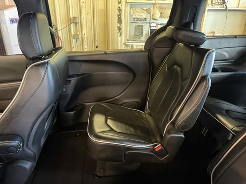Used 2025 Chrysler Pacifica Limited FWD image 33