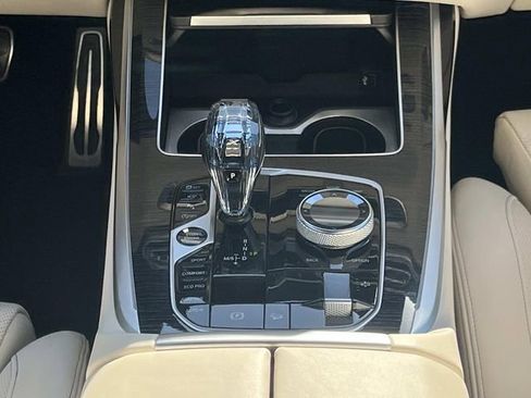 Used 2022 BMW X7 M50i w/ Dynamic Handling Package AWD/4WD image 17