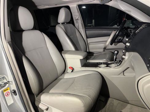 Used 2010 Toyota Highlander SE image 11