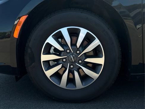 Used 2024 Chrysler Pacifica Limited FWD image 30