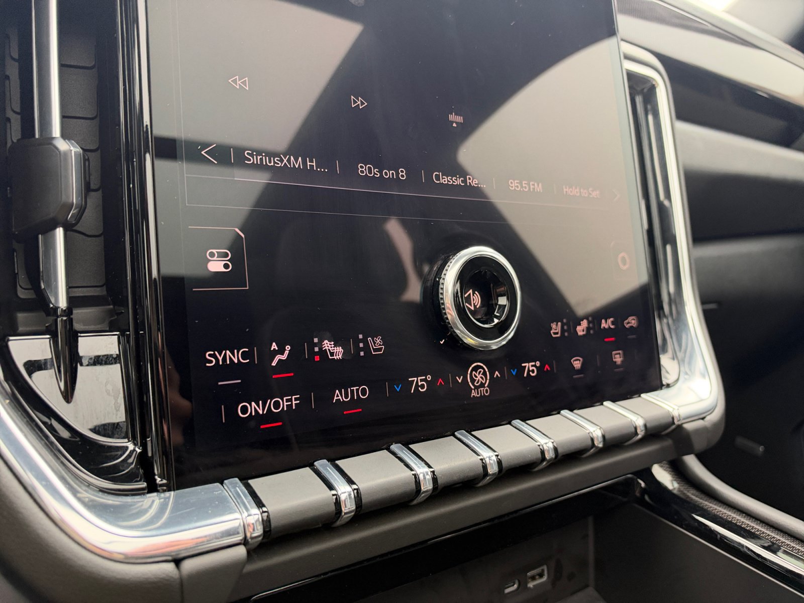 Used 2025 GMC Yukon Elevation w/ Elevation Premium Package AWD/4WD image 25